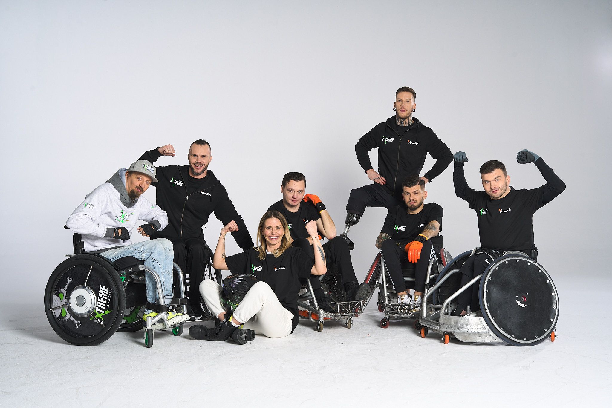 Na zdjęciu znajduje się pięciu mężczyzn na wózkach, jeden mężczyzna z protezą nogi i jedna kobieta.