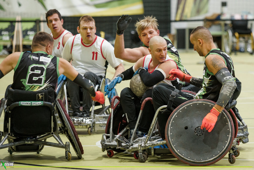 Na zdjęciu znajdują się zawodnicy rugby na wózkach w trakcie gry.