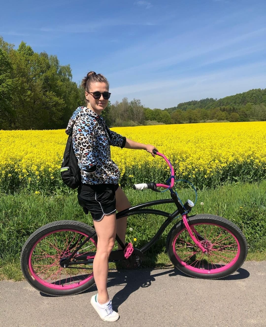 Na zdjęciu znajduje się Natalia Partyka na rowerze.