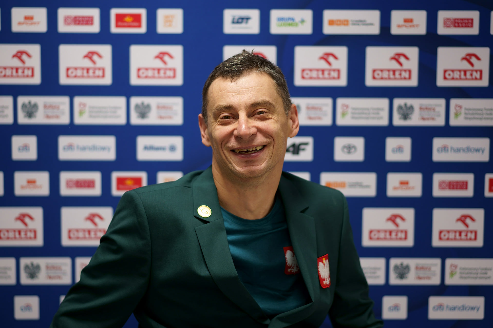 Na zdjęciu znajduje się uśmiechnięty Jacek Czech.