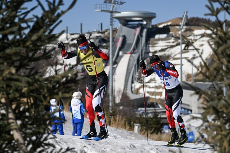 Na zdjęciu znajdują się narciarze w trakcie wyścigu.