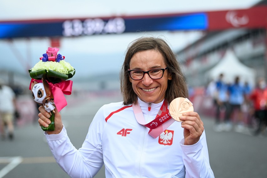 Na zdjęciu znajduje się Renata Kałuża w bluzie reprezentacji Polski i z medalem w ręku.