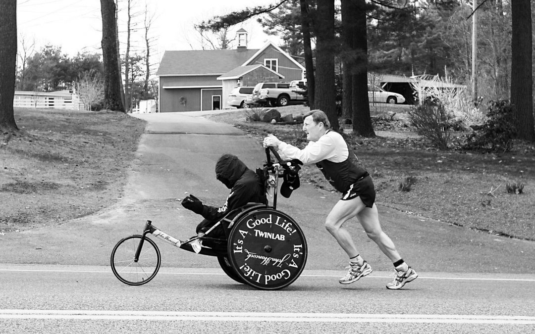 Dick Hoyt – najlepszy ojciec świata. Ukończył 32 maratony, podczas których pchał wózek z niepełnosprawnym synem