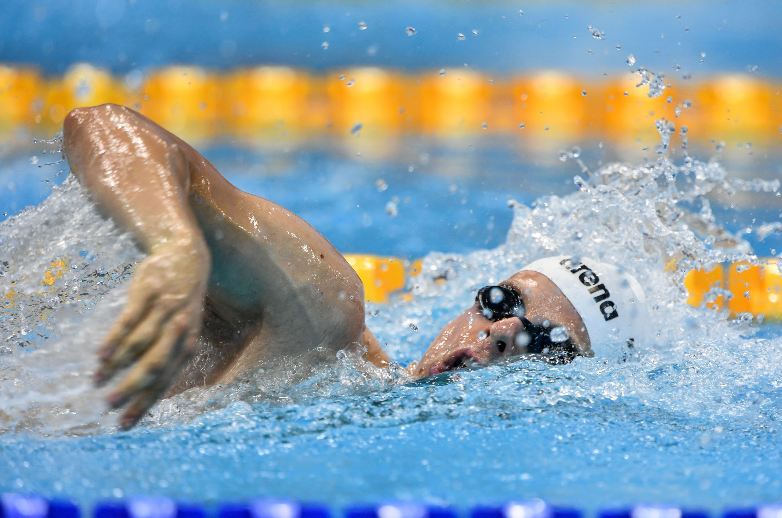 Zdjęcie przedstawia mężczyznę (Makowski), który płynie w basenie kraulem.