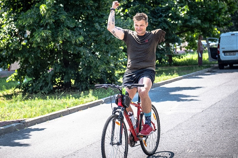 Na zdjęciu Rożniatowski jedzie na rowerze.