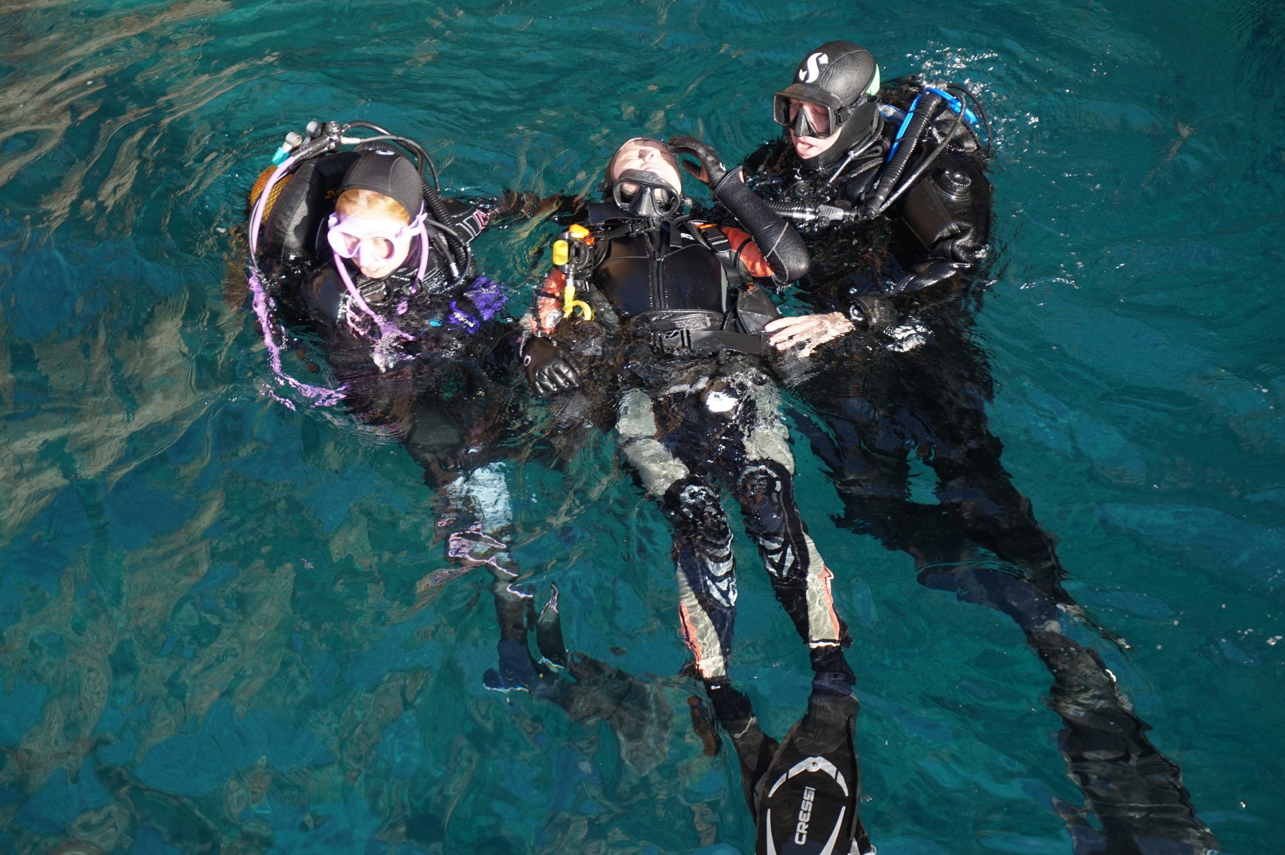 3 osoby w stroju do nurkowania znajdują się w basenie