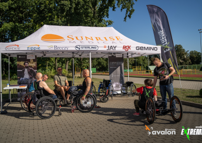 Uczestnicy wheelmageddonu na wózkach aktywnych znajdują się przy namiocie Sunrise Medical.
