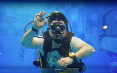 Grafika mężczyzny nurkującego pod wodą w koszulce Avalon Extreme promująca konkurs.