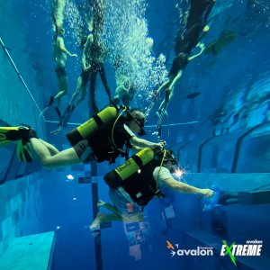 Zdjęcie przestawiające uczestnika konkursu organizowane przez Avalon Extreme z instruktorem podczas nurkowania.