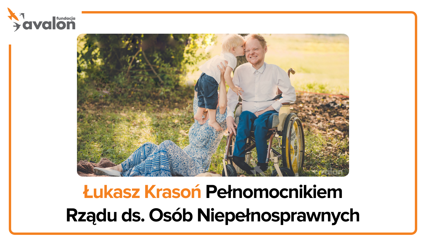 Grafika do aktualności o mianowaniu Łukasza Krasonia na pełnomocnika rządu ds. osób z niepełnosprawnościami. W centralnej części zdjęcie Łukasza KRasonia oraz jego rodziny, zrobione z okazji kampanii społecznej Pełnosprawni w miłości" organizowanej przez Fundację Avalon