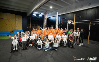 Grupowe zdjęcie zawodników Workout Battle 2024 oraz wolontariuszy i pracowników Fundacji Avalon.